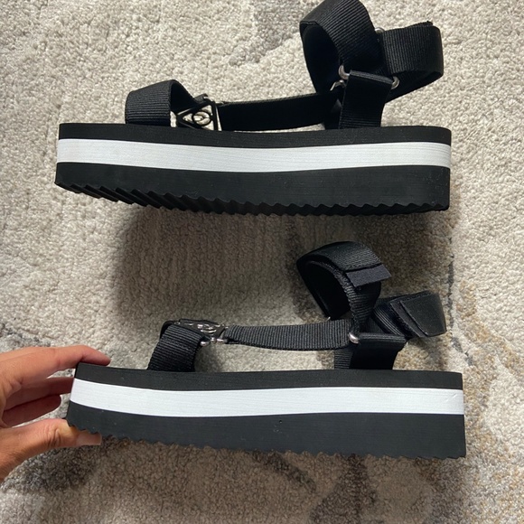 The Wishbone Collection Sandals // Size 7.5 - Picture 5 of 14